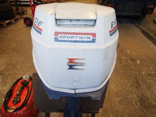 467061-7 Boat engine Evinrude 9.5hp with tank
