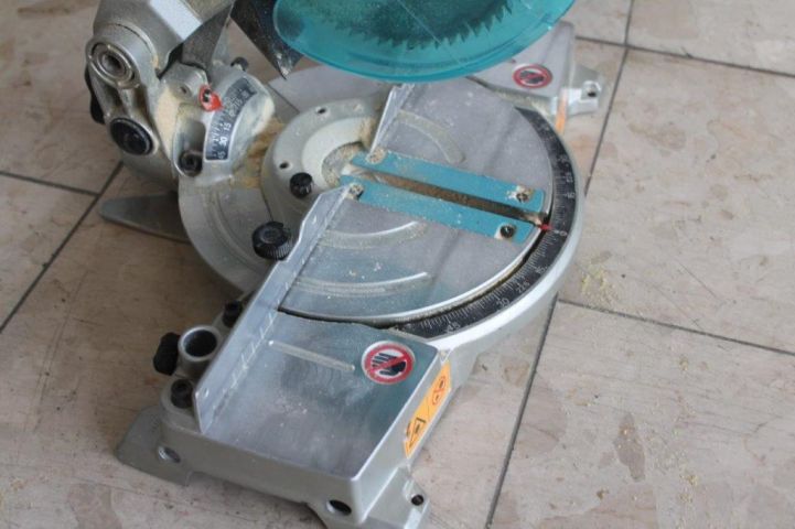 437184-5 Hood and saw DL5600 Makita