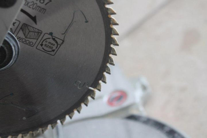 437184-8 Hood and saw DL5600 Makita