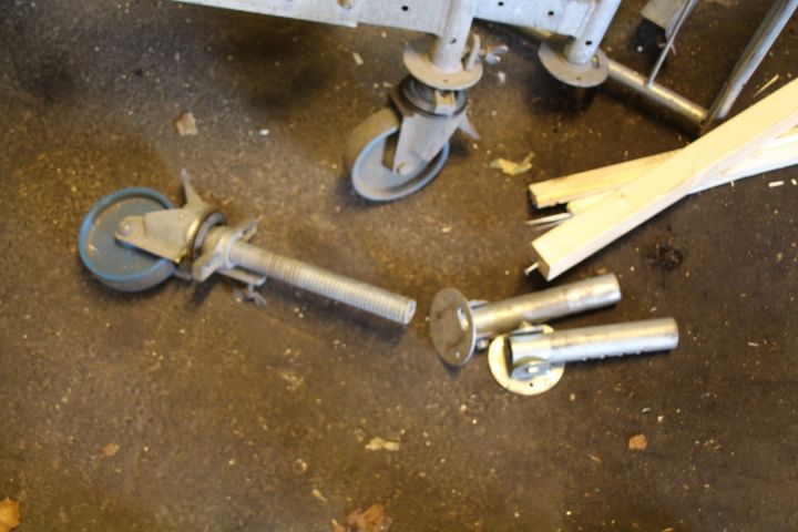 588682-6 Dismantled scaffolding, Krause