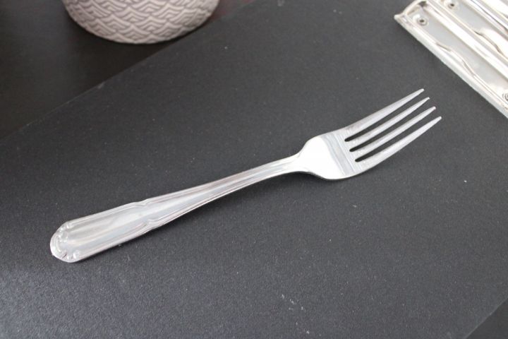 553314-8 Porslin och glas för restaurang: Tallrikar, djupa tallrikar, skålar, glas och bestick