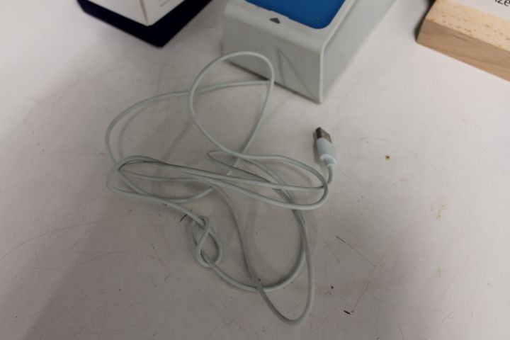 437639-11 iZettle Card Reader with dock and accessories