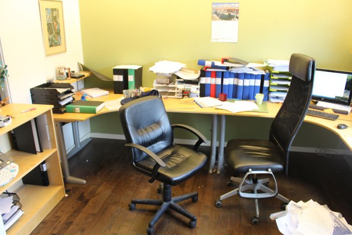 588771-1 Kontorsmöbler: skrivbord, kontorsstolar, bokhyllor m.m.