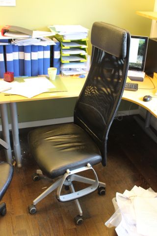 588771-2 Kontorsmöbler: skrivbord, kontorsstolar, bokhyllor m.m.