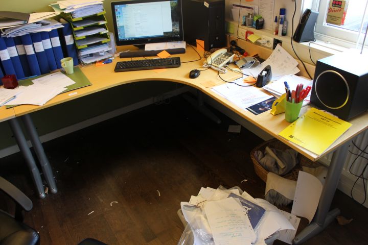 588771-4 Kontorsmöbler: skrivbord, kontorsstolar, bokhyllor m.m.