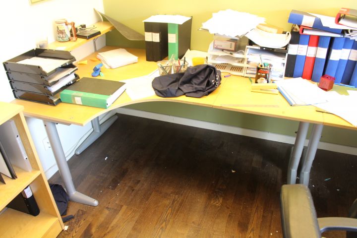 588771-5 Kontorsmöbler: skrivbord, kontorsstolar, bokhyllor m.m.