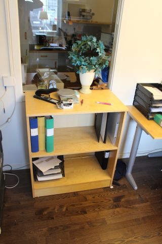 588771-6 Kontorsmöbler: skrivbord, kontorsstolar, bokhyllor m.m.