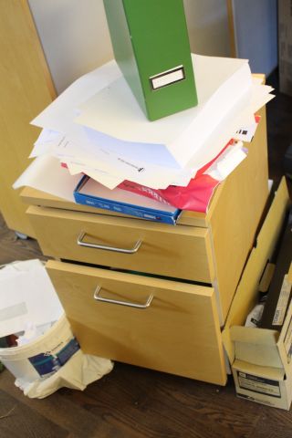 588771-7 Kontorsmöbler: skrivbord, kontorsstolar, bokhyllor m.m.