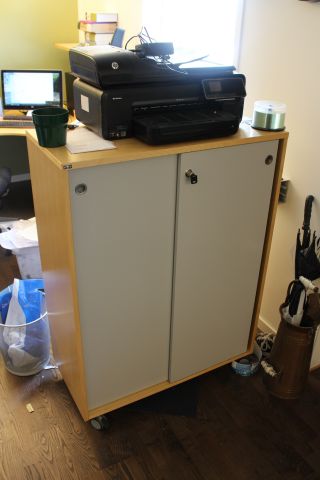 588771-8 Kontorsmöbler: skrivbord, kontorsstolar, bokhyllor m.m.