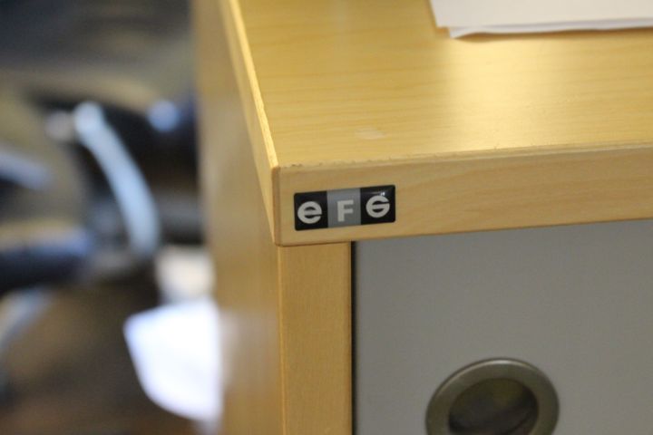 588771-9 Kontorsmöbler: skrivbord, kontorsstolar, bokhyllor m.m.