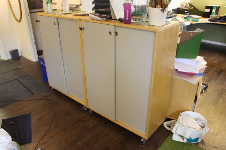 588771-10 Kontorsmöbler: skrivbord, kontorsstolar, bokhyllor m.m.