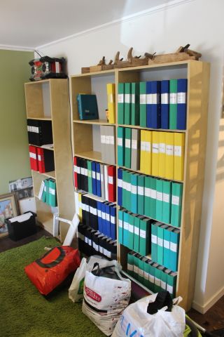 588771-11 Kontorsmöbler: skrivbord, kontorsstolar, bokhyllor m.m.