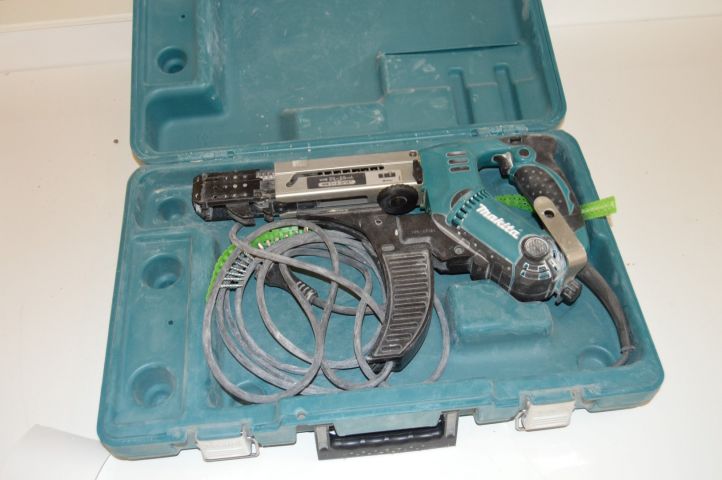 493263-1 Nail gun Makita 6842