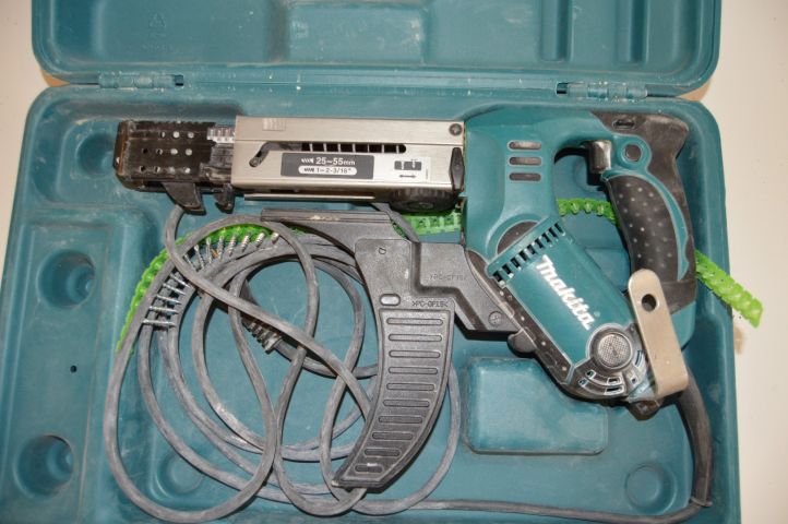493263-2 Nail gun Makita 6842
