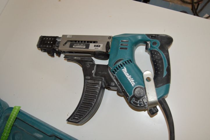 493263-4 Nail gun Makita 6842