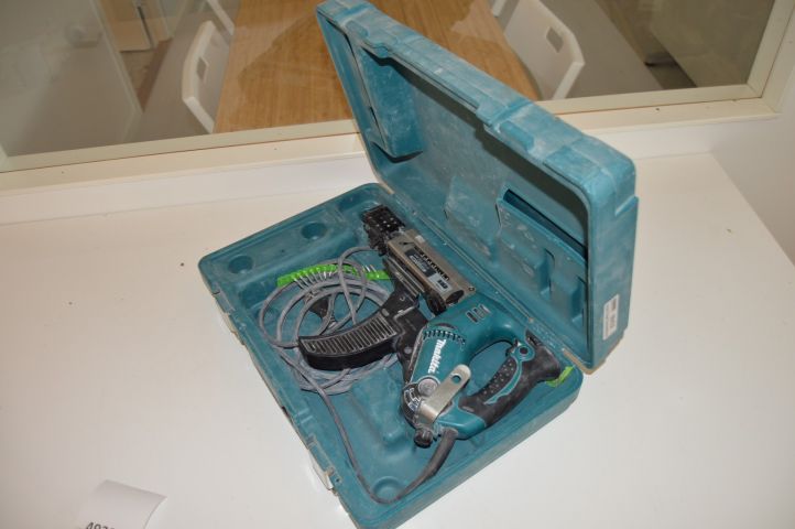 493263-5 Nail gun Makita 6842