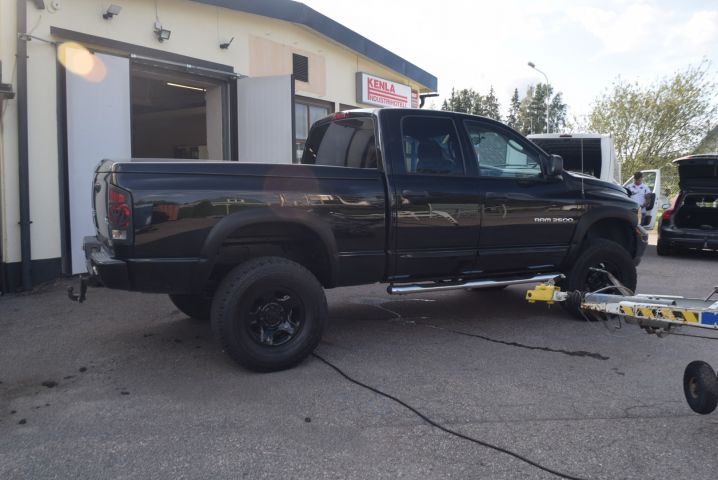 591679-4 Dodge Ram 2500 Heavy Duty 4x4 5.9L Cummins diesel 305 hp (14500 miles) -2004