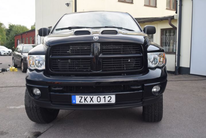 591679-37 Dodge Ram 2500 Heavy Duty 4x4 5.9L Cummins diesel 305 hp (14500 miles) -2004