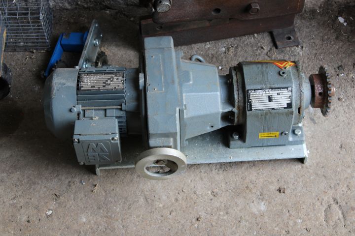 558257-2 Compressor, vacuum cleaner and electric motor