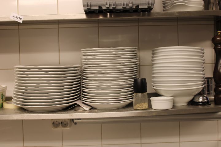 553314-9 Porslin och glas för restaurang: Tallrikar, djupa tallrikar, skålar, glas och bestick