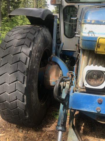 591911-17 Ford County 774L tractor (1982)
