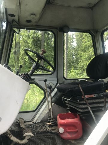 591911-18 Ford County 774L tractor (1982)