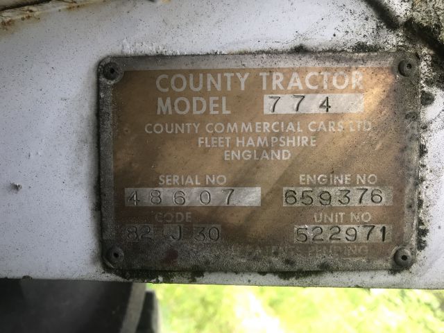 591911-29 Ford County 774L tractor (1982)