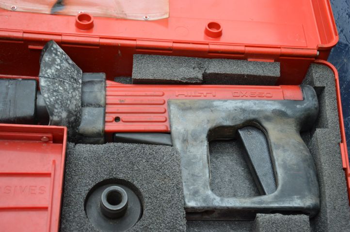 569625-3 Hilti DX 650 bolt gun with cartridges