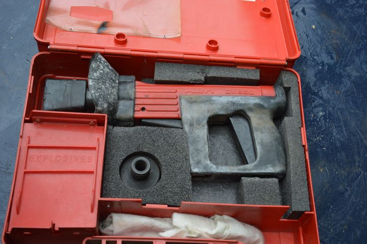569625-1 Hilti DX 650 bolt gun with cartridges
