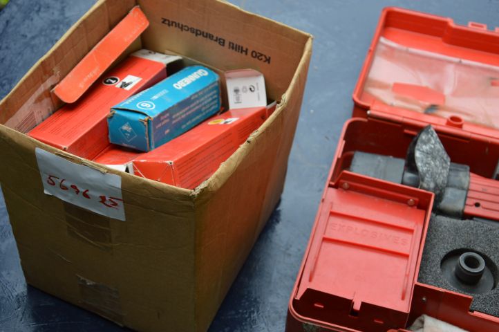 569625-5 Hilti DX 650 bolt gun with cartridges