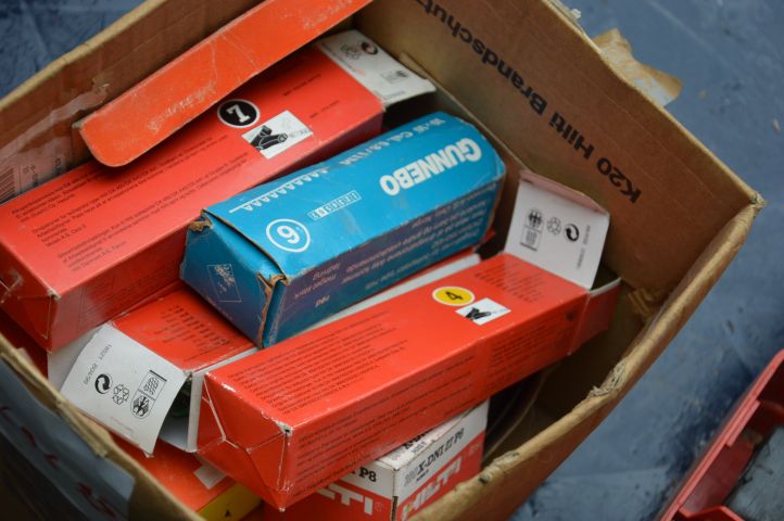 569625-4 Hilti DX 650 bolt gun with cartridges