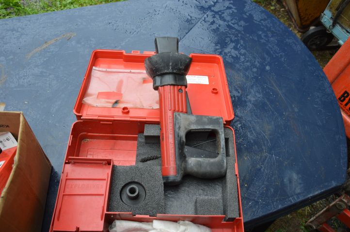 569625-6 Hilti DX 650 bolt gun with cartridges