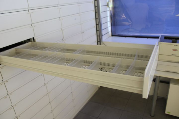 590203-2 Lådsystem hylla med 128st djupa utdragslådor