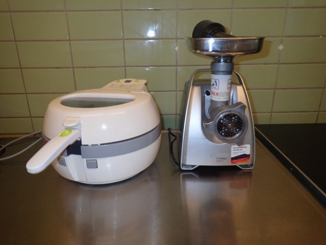 467110-1 Tefal Airfryer and Bosch meat grinder