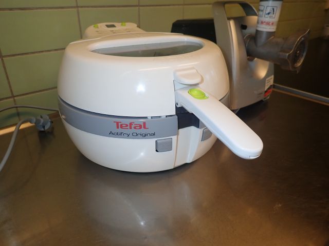467110-2 Tefal Airfryer and Bosch meat grinder