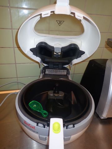 467110-6 Tefal Airfryer and Bosch meat grinder