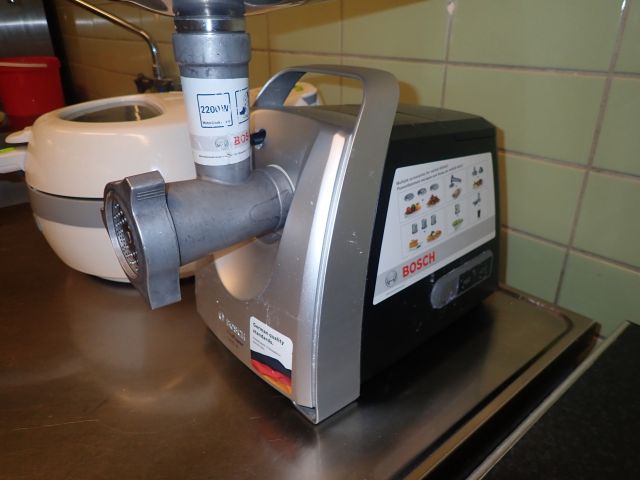 467110-12 Tefal Airfryer and Bosch meat grinder