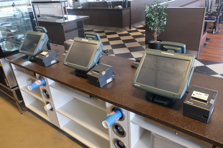 580649-1 Checkout line MICROS, 4 cash registers with drawers, receipt printer, 3 kitchen screens and server