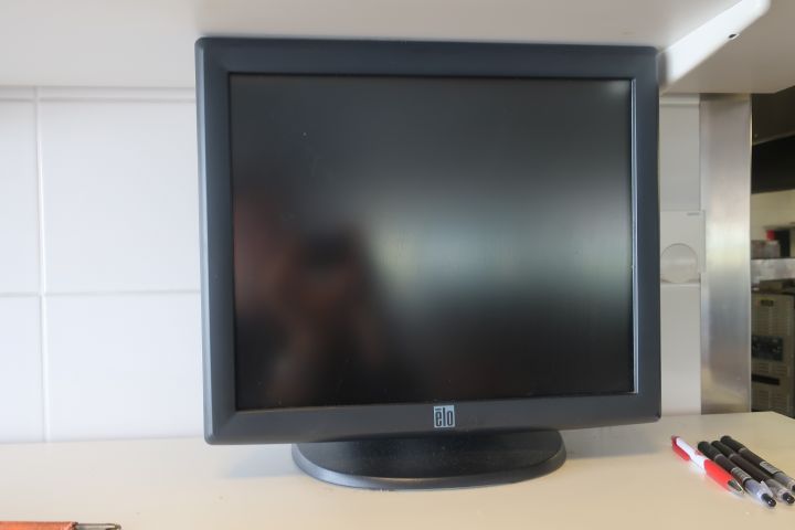 580649-16 Checkout line MICROS, 4 cash registers with drawers, receipt printer, 3 kitchen screens and server