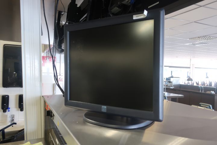 580649-17 Checkout line MICROS, 4 cash registers with drawers, receipt printer, 3 kitchen screens and server