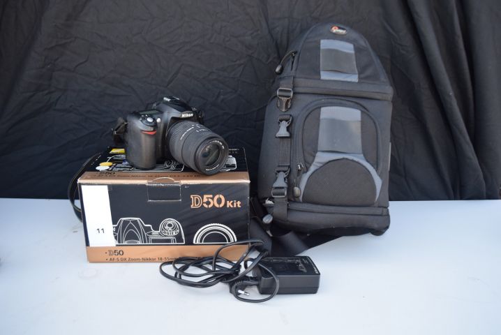 519318-1 Nikon D50, lens Sigma 55-200 mm + camera case Lowepro