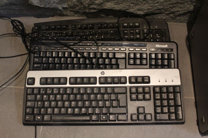 550357-5 2 desktop computers Dell Optiplex GX620 with 3 keyboards