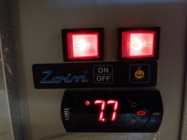 467146-6 Grönsak / exponeringsskyl med jalusi