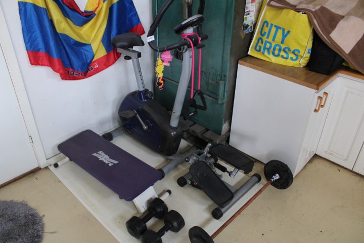 590420-1 Stegmaskin, träningscykel, hantlar, stegbräda