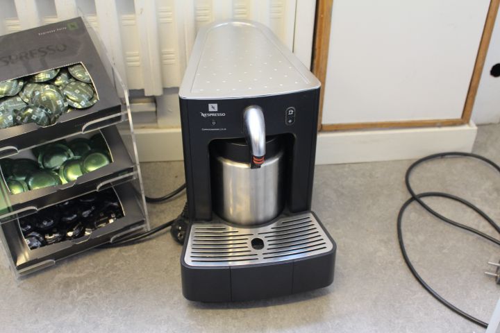 550405-6 Nespresso machine 703 / CS100 and Cappucino machine with accessories