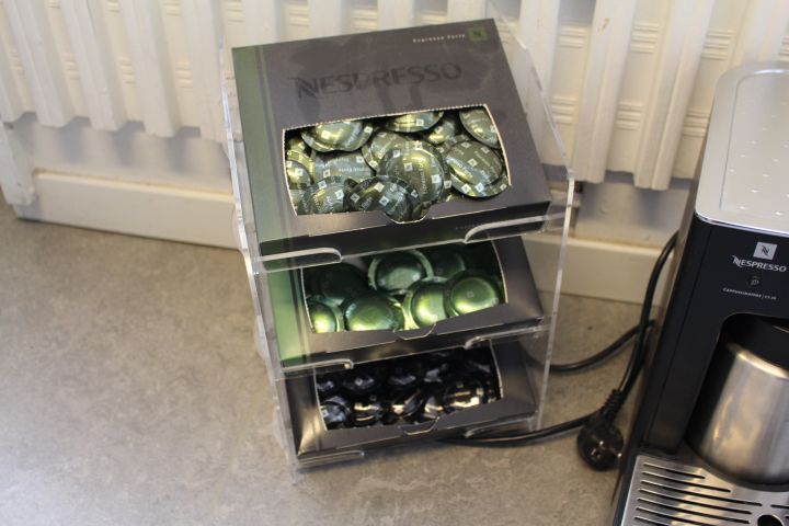 550405-9 Nespresso machine 703 / CS100 and Cappucino machine with accessories