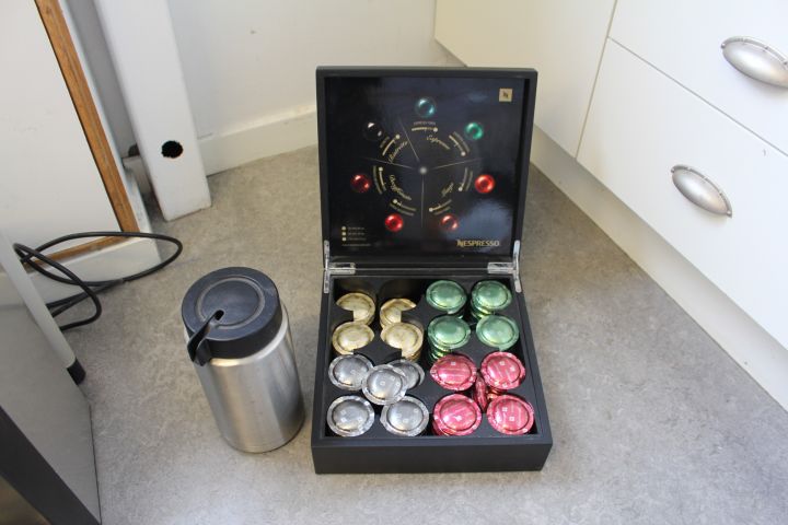 550405-11 Nespresso machine 703 / CS100 and Cappucino machine with accessories