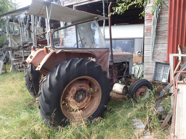 519623-1 Tractor MC Cormick International -54 Reg No: APL540. Repair object. No reservation.