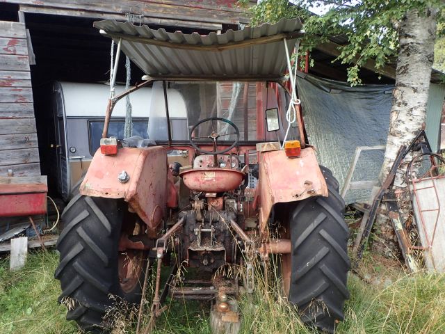 519623-2 Tractor MC Cormick International -54 Reg No: APL540. Repair object. No reservation.