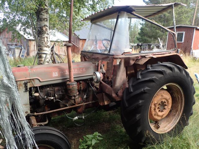 519623-4 Tractor MC Cormick International -54 Reg No: APL540. Repair object. No reservation.